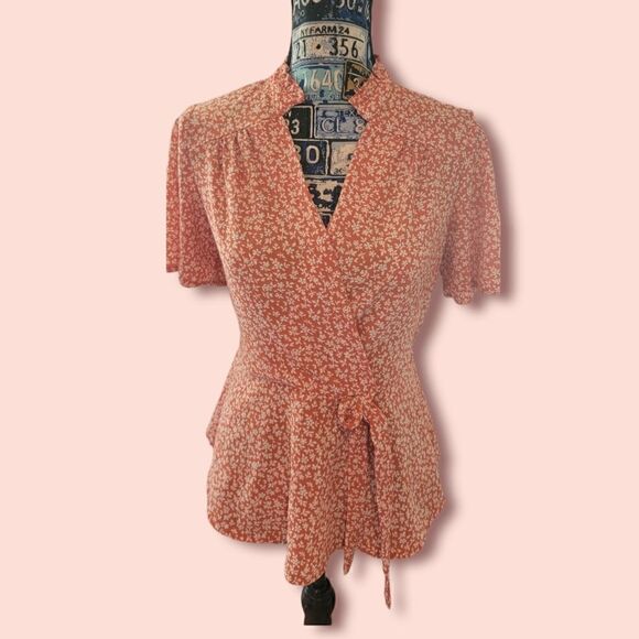 Beautiful flowy top  - Picture 1 of 8